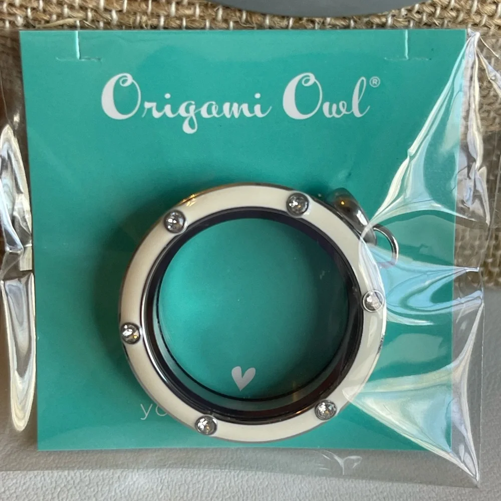 Origami Owl White Enamel Large Twist Living Locket - Picture 1 of 8